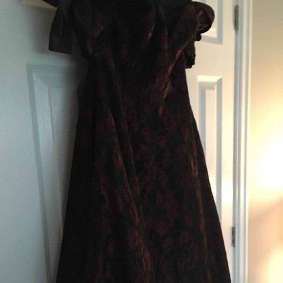 Dresses and Gowns for the Holiday Season - Picture 12 of 16